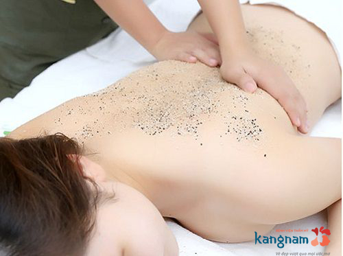 Tẩy tế bào chết giúp loại thải các sừng vảy, thúc đẩy quá trình hấp thu dưỡng chất quy trinh tam trang toan than, quy trình tắm trắng toàn thân, các bước tắm trắng