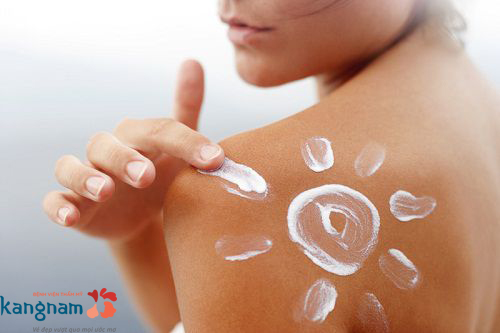 Thoa kem chống nắng giúp tránh các tác nhân làm sạm đa quy trình tắm trắng an toàn, quy trinh tam trang bang sua non, quy trinh tam trang hieu qua