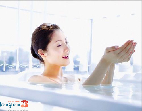 Làm sạch da trước khi tiến hành liệu trình tắm trắng toàn thân quy trinh tam trang bang sua non, quy trinh tam trang hieu qua, quy trình tắm trắng hiệu quả