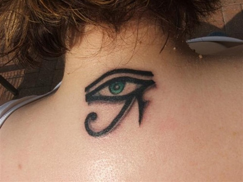 Hình xăm con mắt thần Horus được xăm ở sau gáy hình xăm mắt ai cập