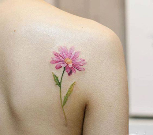 Hình xăm cúc dại ở sau vai 