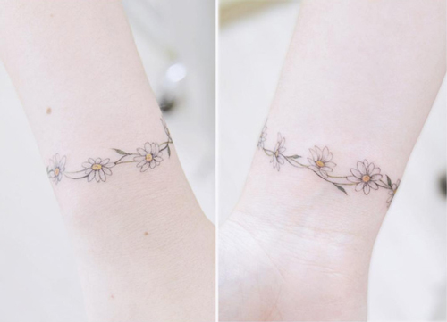 hình xăm hoa cúc ở chân