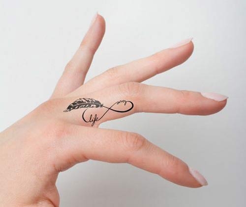 hình xăm vô cực ở ngón tay