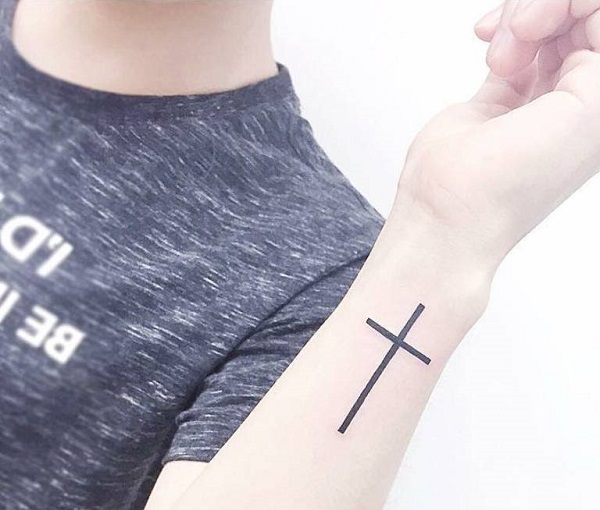 hình xăm thánh giá ở ngón tay