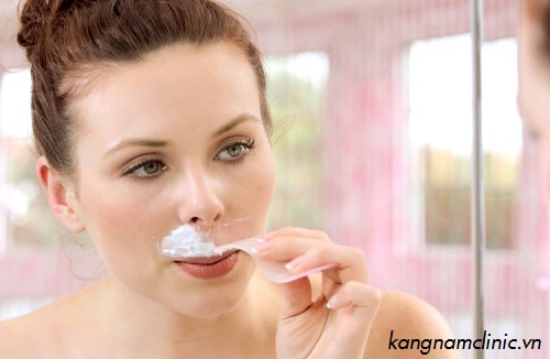 Tẩy ria mép bằng kem đánh răng 