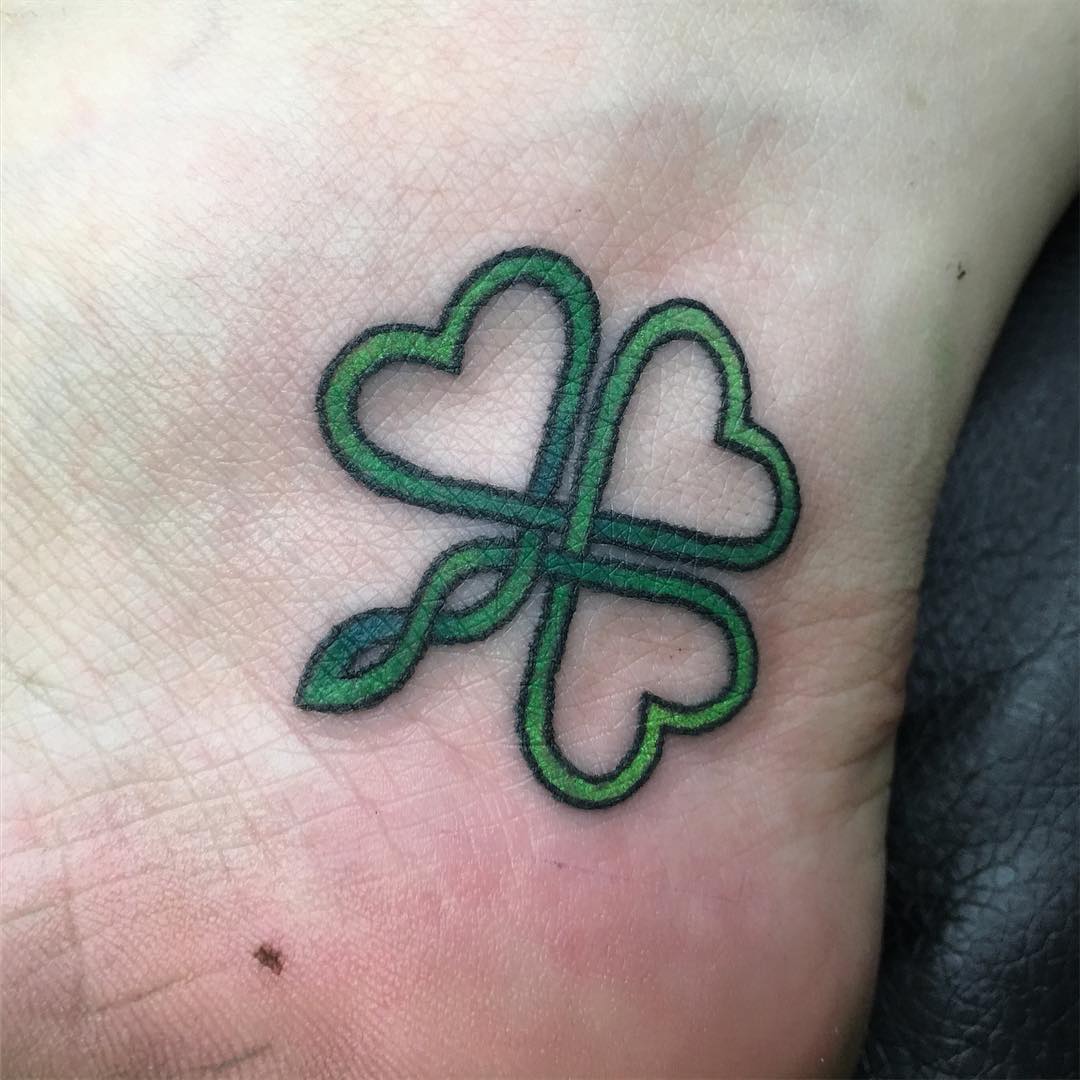 tattoo cỏ 3 lá ở cổ tay
