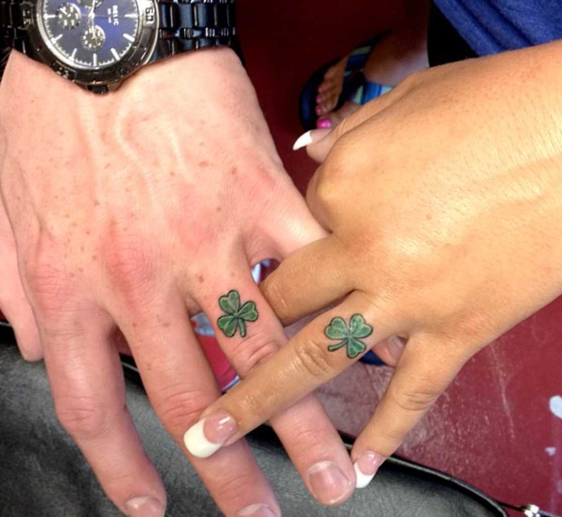 tattoo cỏ ba lá ở ngón tay
