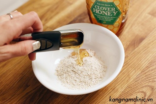 tẩy ria mép bằng mật ong và bột yến mạch