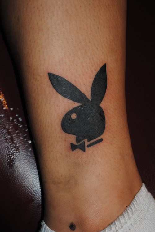 Hình xăm playboy đen trắng
