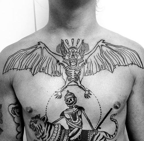 tattoo con dơi ở ngực