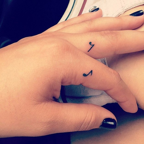 hình xăm nốt nhạc ở ngón tay