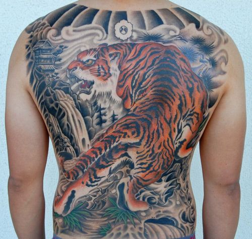 hình xăm hổ xuống núi