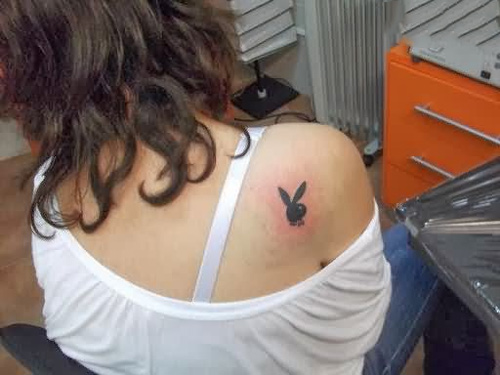 Xăm hình thỏ playboy ở vai