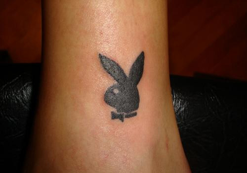 Hình xăm playboy màu đen trắng