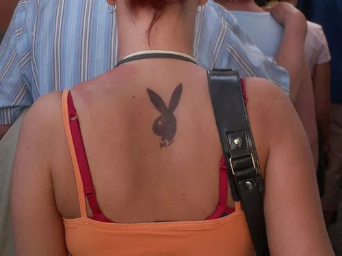 tattoo playboy ở lưng