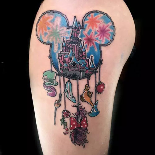 Biểu tượng Walt Disney đặc trưng được kết hợp dưới logo Mickey hình xăm đầu chuột