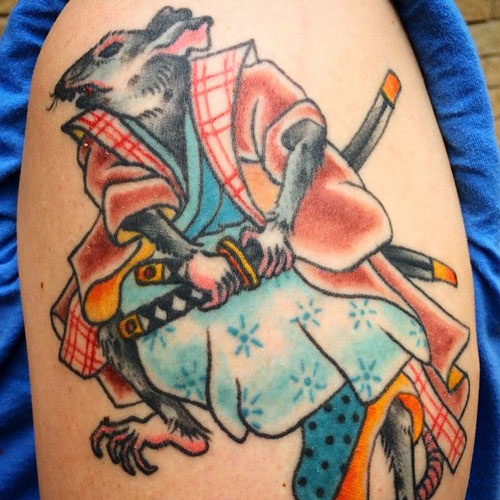 Chuột võ sĩ Samurai rất thích hợp với cánh mày râu hình xăm chuột ở tay