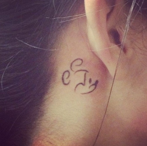 Hình xăm Mickey ngay sau tai hình xăm chuột sau tai