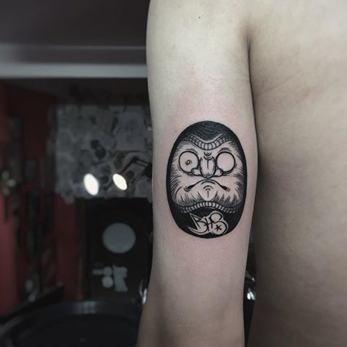 ý nghĩa hình xăm lật đật daruma 