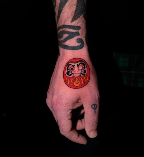 hình xăm lật đật daruma nhỏ