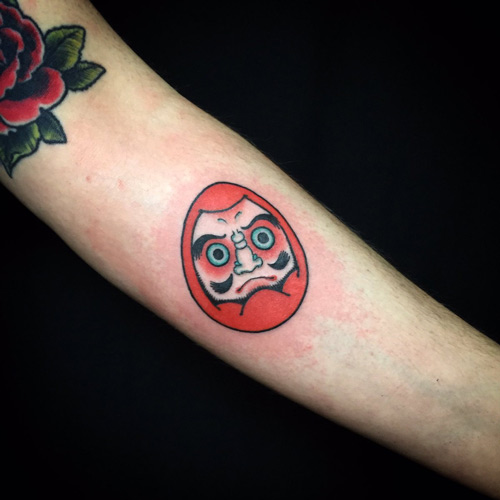 hình xăm búp bê daruma mini