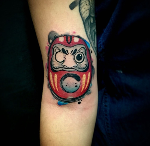 Hình xăm búp bê Daruma đơn giản