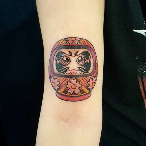 Hình xăm búp bê Daruma hoa văn