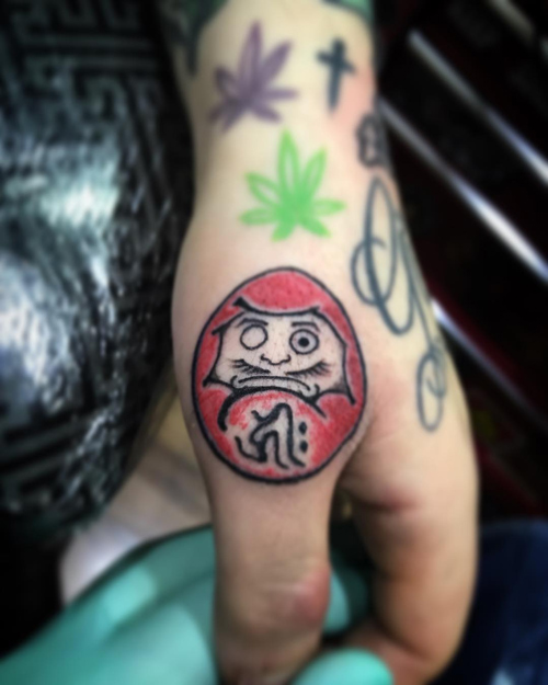 Hình xăm Daruma đáng yêu